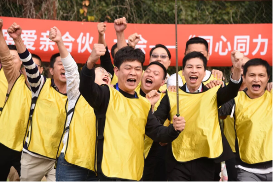 圖14：愛親合伙人參加拓展活動(dòng)  