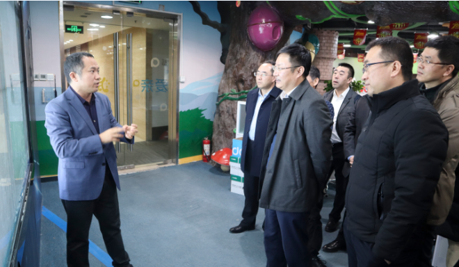 愛(ài)親母嬰董事長(zhǎng)陳敬紅先生為伊利高層介紹愛(ài)親數(shù)據(jù)大盤(pán)&nbsp;