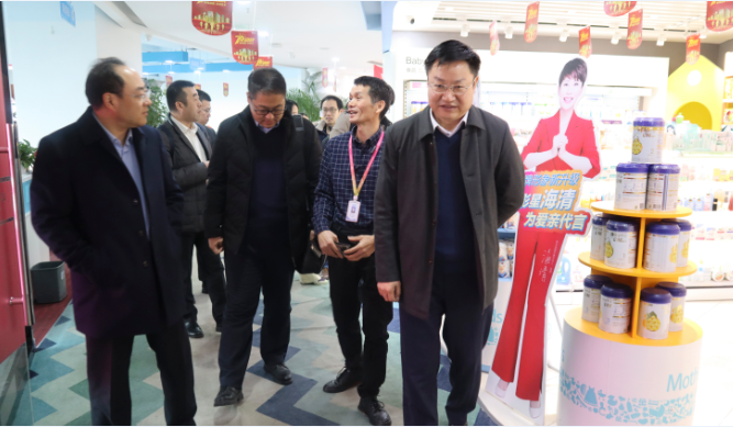 愛(ài)親母嬰商品部總監(jiān)衛(wèi)書(shū)賢先生陪同伊利高層參觀愛(ài)親總部展廳