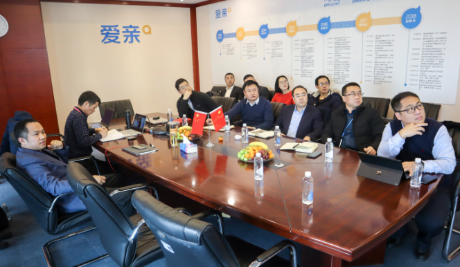 愛(ài)親母嬰與伊利在會(huì)上觀看愛(ài)親母嬰爸媽課堂項(xiàng)目