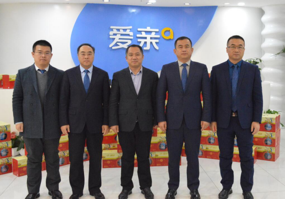 愛親母嬰領(lǐng)導(dǎo)與伊利集團(tuán)領(lǐng)導(dǎo)合影
