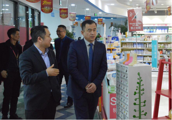 愛親母嬰領(lǐng)導(dǎo)陪同伊利集團(tuán)領(lǐng)導(dǎo)參觀愛親展廳