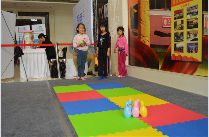 親子運動會——兒童保齡球賽現(xiàn)場