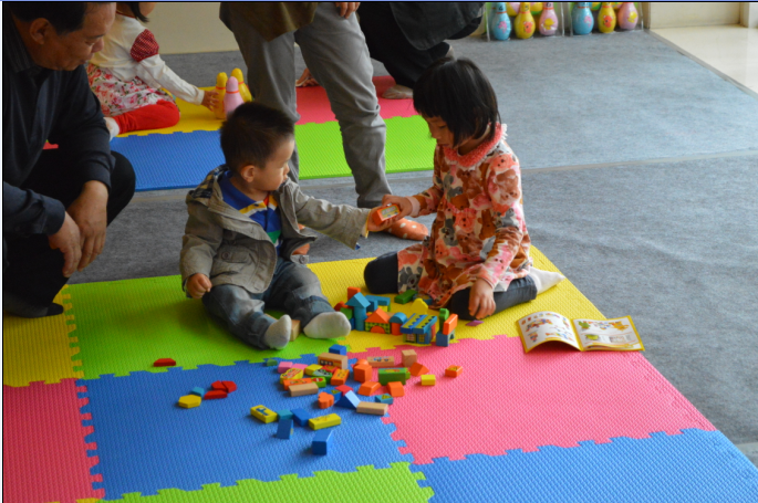 親子運動會——兒童保齡球賽現(xiàn)場