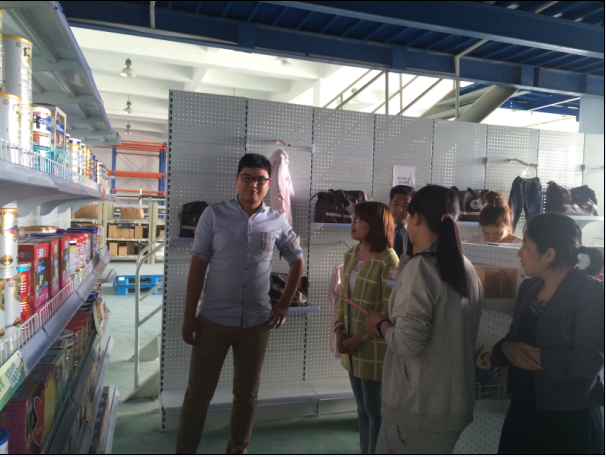 愛親學院老師講授商品陳列知識