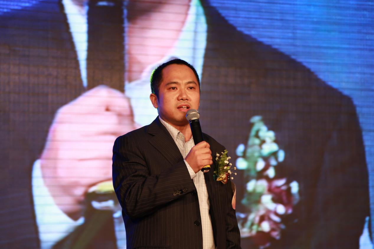 圖1:愛親母嬰董事長陳敬紅先生在2015新春盛典上發(fā)表演講