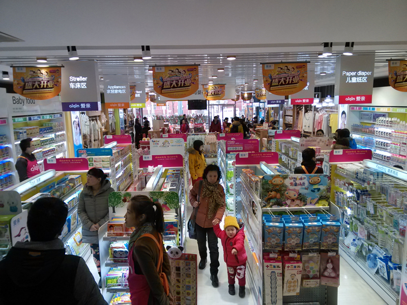 圖2:愛(ài)親母嬰上地專賣店店內(nèi)展示