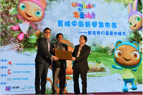 BBC代表給愛(ài)親母嬰董事長(zhǎng)陳敬紅和世紀(jì)華恩總經(jīng)理溫劍鋒頒發(fā)授權(quán)牌