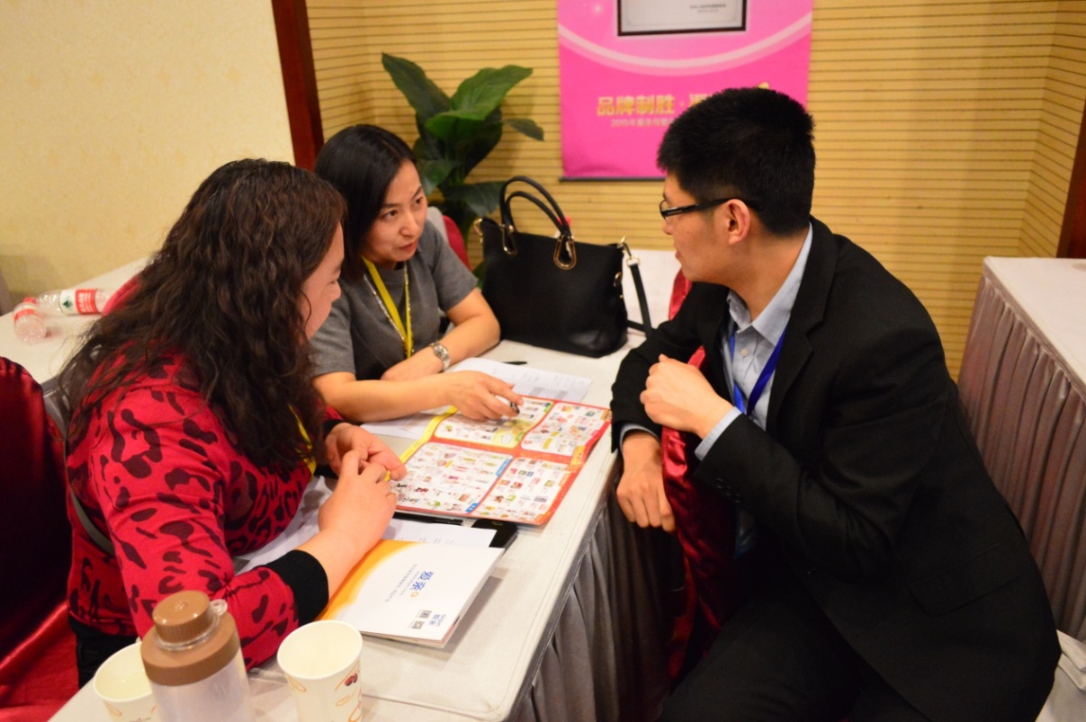 圖5:愛親母嬰品牌推介會(huì)----簽約現(xiàn)場