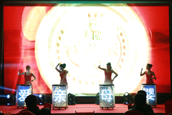 圖8：愛親母嬰2015年春節(jié)聯(lián)歡晚會&年度表彰大會精彩節(jié)目表演