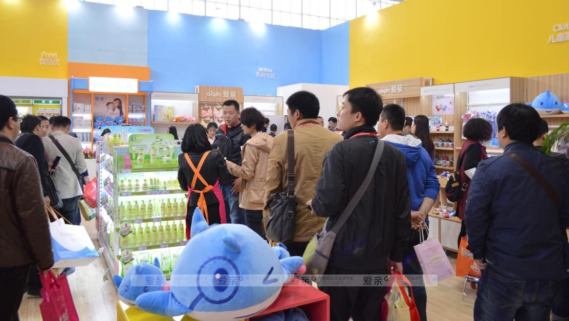 圖4:參展者參觀(guān)愛(ài)親母嬰展館