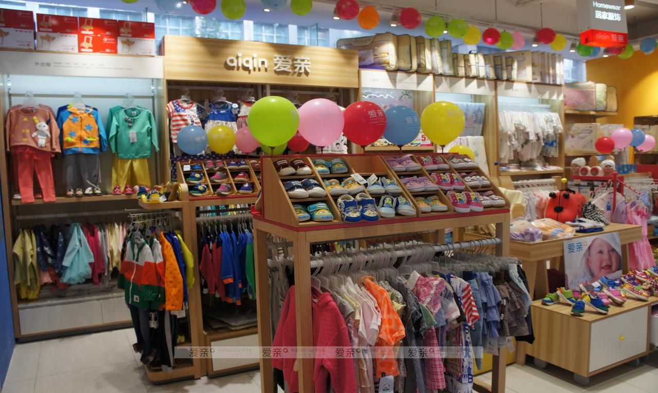  圖2：愛(ài)親母嬰海淀專賣店店內(nèi)展示