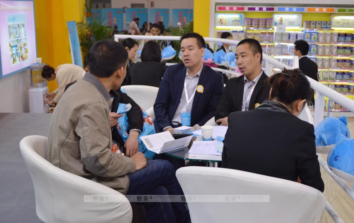  圖2：客戶來愛親母嬰展館內(nèi)恰談合作