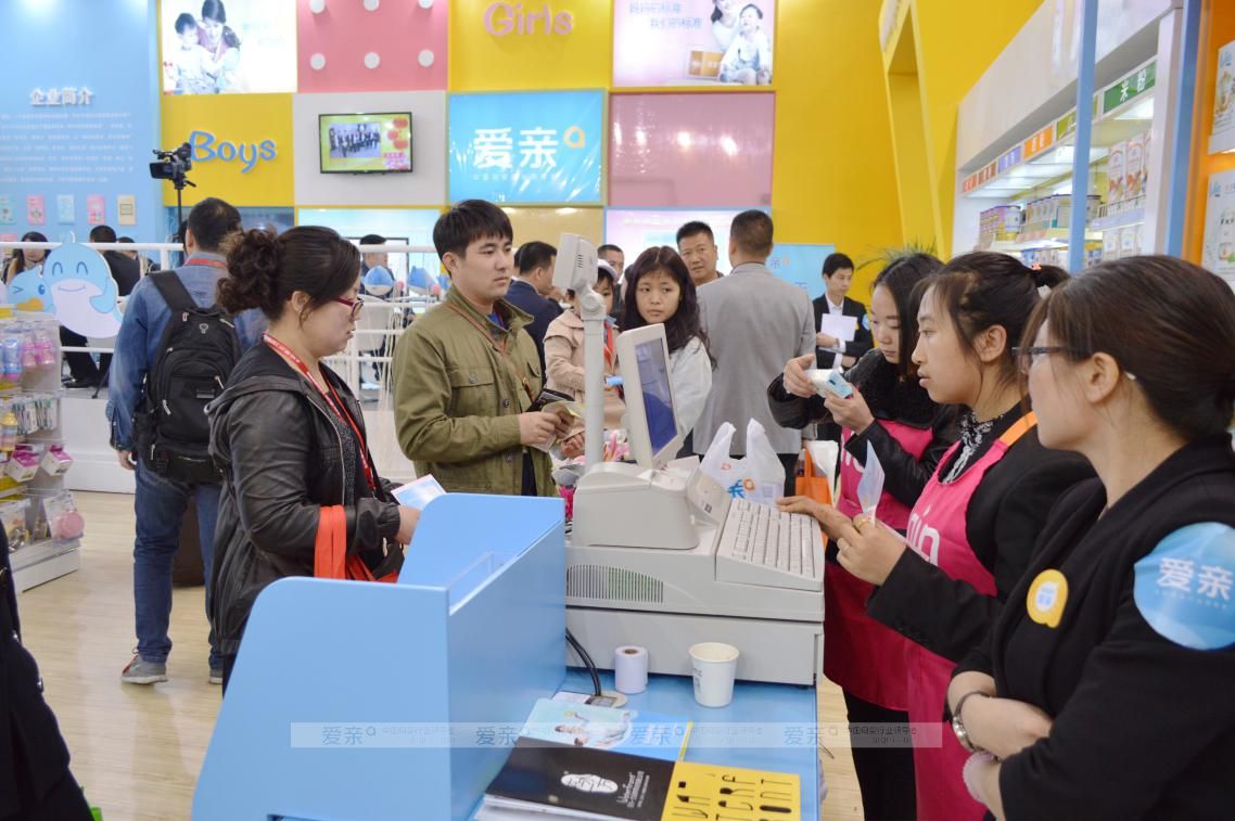  圖3：參展者在愛親母嬰展館內(nèi)消費(fèi)