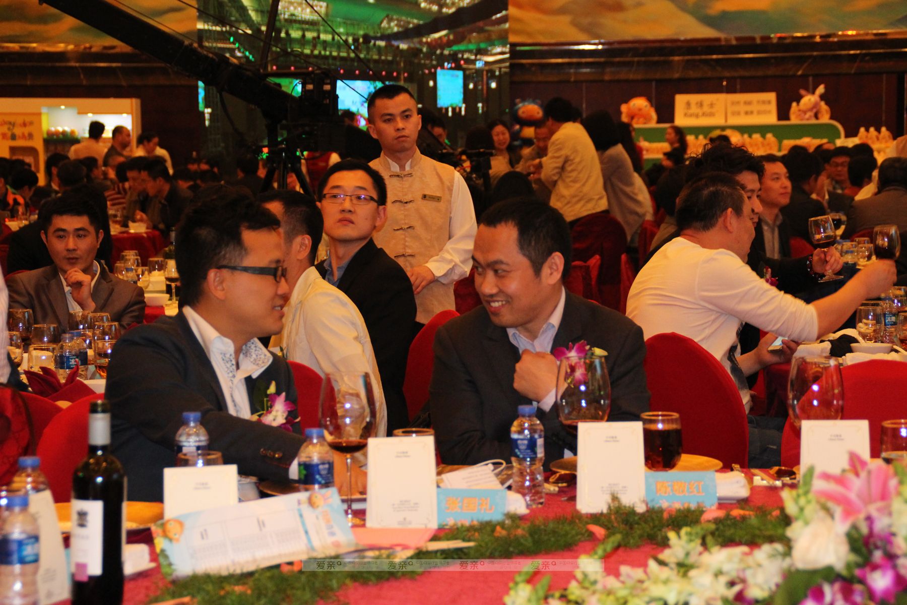 圖2：愛(ài)親母嬰董事長(zhǎng)陳敬紅與BBC大中華副總裁張國(guó)禮熱聊  