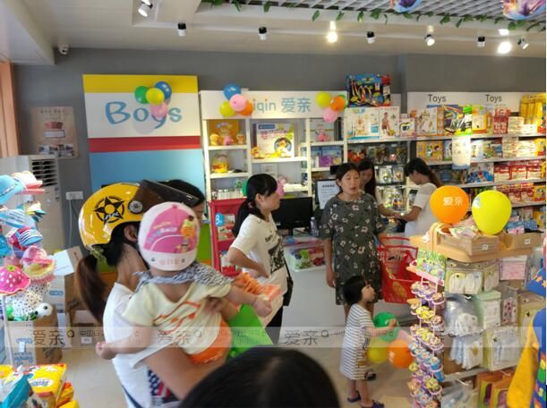 愛(ài)親母嬰加盟商藺女士的店面