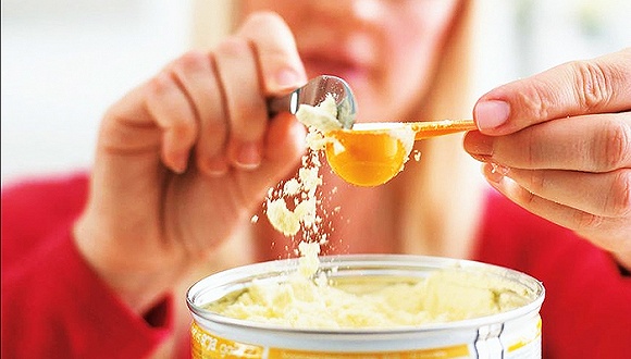 奶粉是母嬰市場的快消品，消費者對一種奶粉品牌的認定堅守如一，除非出現(xiàn)質(zhì)量問題，不會輕易轉(zhuǎn)換品牌