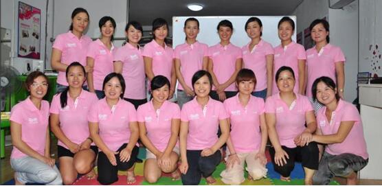 愛親母嬰有游樂場(chǎng)、游泳館、育嬰師、催乳師等增值服務(wù)，特別是育嬰師和催乳師，可解決媽媽們?nèi)粘５挠齼弘y題，深受消費(fèi)者青睞，這些體驗(yàn)服務(wù)這為口碑營(yíng)銷提供了良好的傳播保障