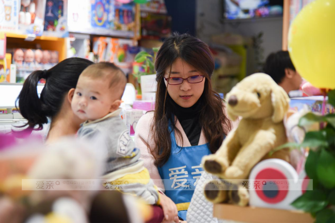 90后混血美女 不是網(wǎng)紅是母嬰加盟店老板娘