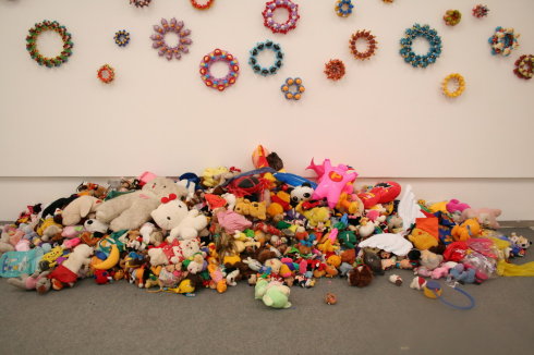 玩具現(xiàn)在面臨的問題各種各樣,家長們寧可花費高價，也要買到合格安全的產品。一些品質有保的母嬰加盟店中，玩具深受青睞