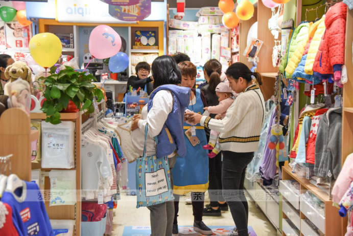 80后小夫妻，開母嬰用品加盟店來秀恩愛