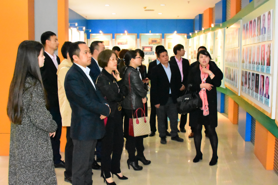 愛親母嬰董事長陳敬紅參觀湖北大學(xué)博物館和圖書館(圖一) 愛親母嬰董事長陳敬紅參觀湖北大學(xué)博物館和圖書館(圖一)