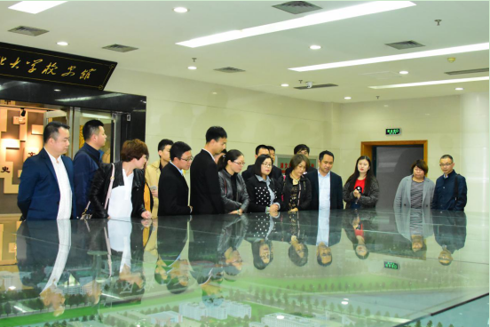 愛親母嬰董事長陳敬紅參觀湖北大學(xué)博物館和圖書館(圖二) 愛親母嬰董事長陳敬紅參觀湖北大學(xué)博物館和圖書館(圖二)