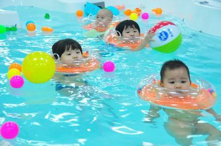 不少泳館安全措施缺乏、衛(wèi)生條件不合格、沒有專業(yè)的護(hù)理人員，亟待出臺(tái)行業(yè)規(guī)范操作準(zhǔn)則.