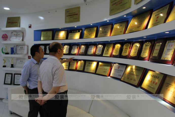 伊利集團(tuán)領(lǐng)導(dǎo)深入了解愛親發(fā)展情況