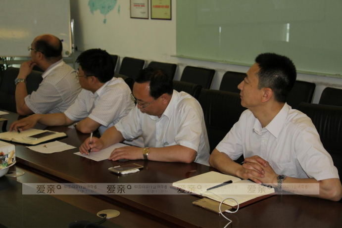 愛親母嬰領(lǐng)導(dǎo)與伊利相關(guān)領(lǐng)導(dǎo)共同觀看愛親發(fā)展建設(shè)視頻