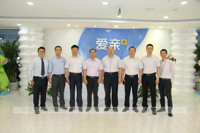 愛親母嬰董事長陳敬紅（左四）與伊利相關(guān)領(lǐng)導(dǎo)合影留念