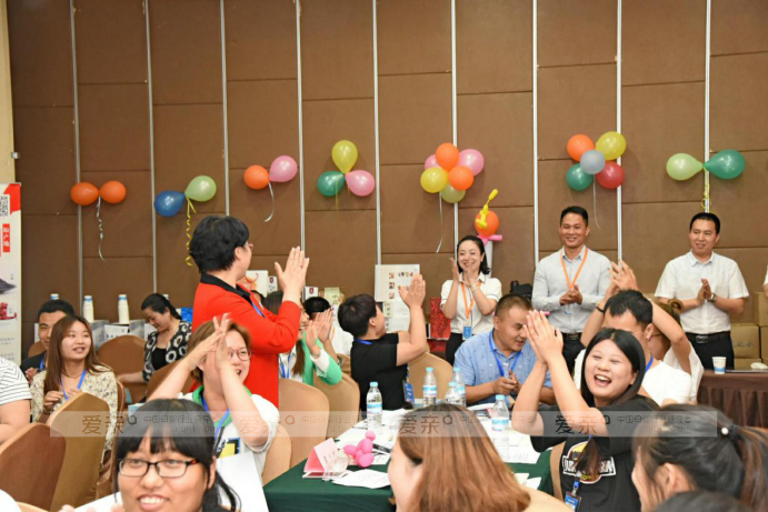 愛(ài)親母嬰加盟商活動(dòng)現(xiàn)場(chǎng)氣氛活躍