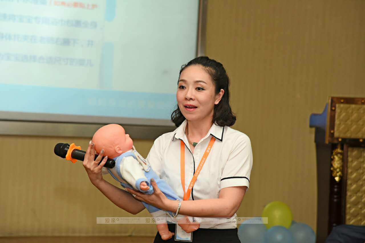 愛(ài)親母嬰培訓(xùn)講師傳授專(zhuān)業(yè)知識(shí)