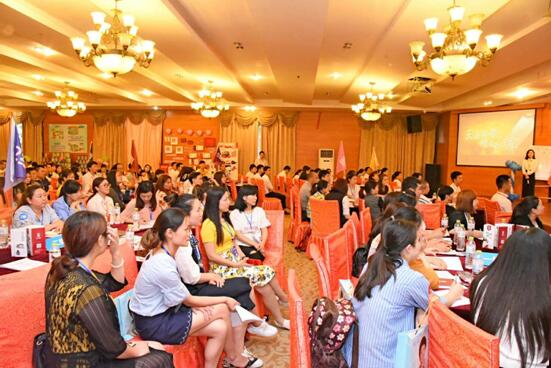 愛親西南區(qū)加盟商課堂上認(rèn)真學(xué)習(xí)知識(shí)