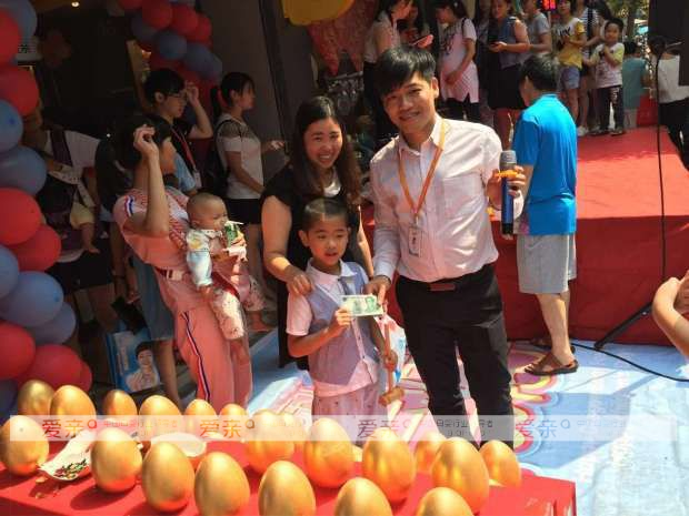 愛親母嬰新店開業(yè)迎大賣 活動(dòng)現(xiàn)場氣氛熱烈