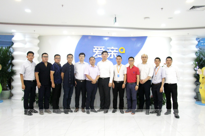 愛親董事長陳敬紅(左六)與雅培總監(jiān)吳偉(左七)等相關(guān)領(lǐng)導(dǎo)合影留念