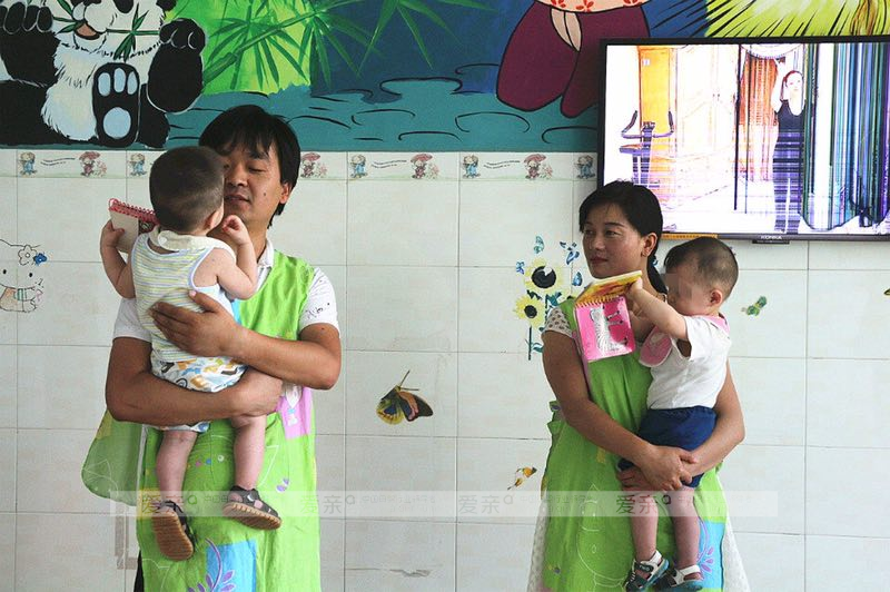 圖2：愛(ài)親加盟商陪福利院寶寶讀書(shū)(1)&nbsp;