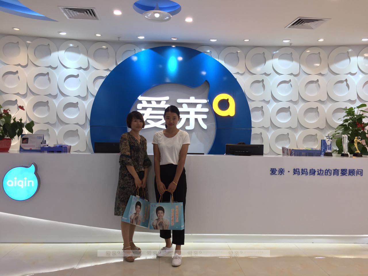 熱烈慶祝江西聶女士加盟愛親母嬰！預(yù)祝生意興??！