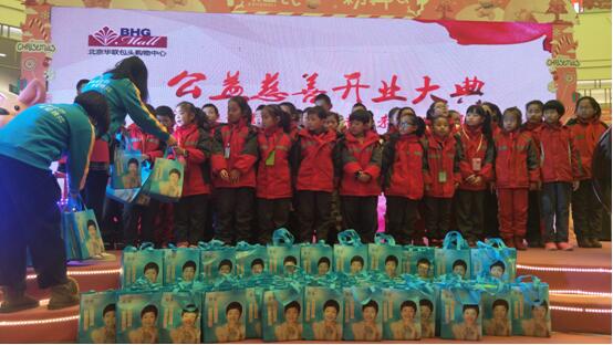 門店員工現(xiàn)場為貧困兒童發(fā)放愛親捐贈的禮品