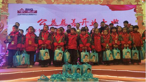 孩子們得到愛親總部捐贈的禮物