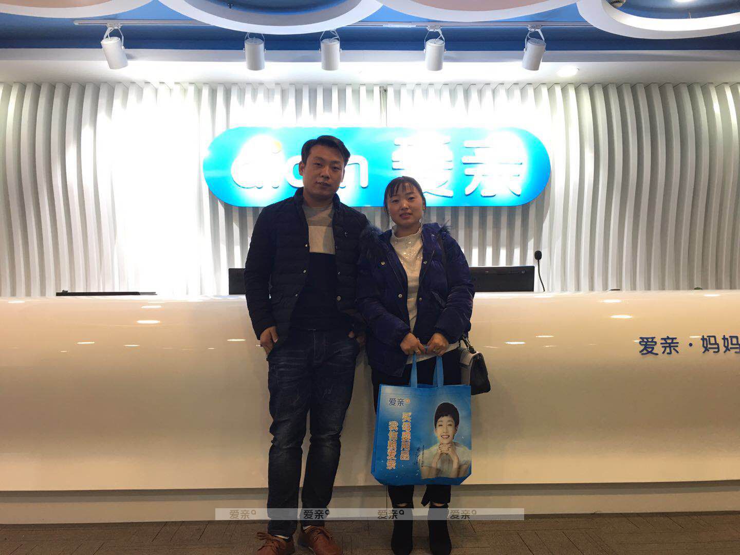 熱烈慶祝上海吳先生加盟愛(ài)親母嬰！預(yù)祝生意興??！