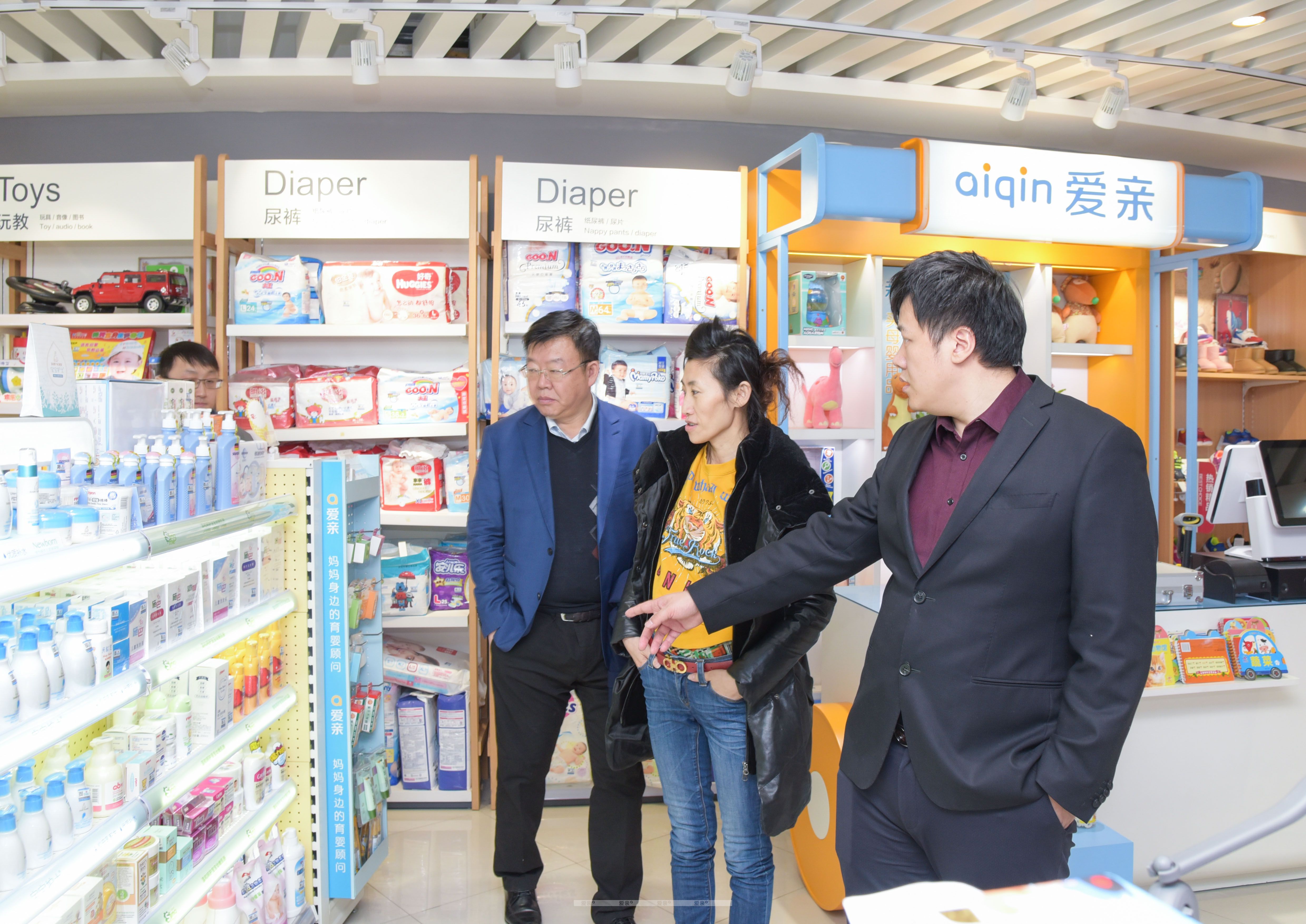 愛親劉總陪同全球蛙領(lǐng)導(dǎo)參觀愛親總部