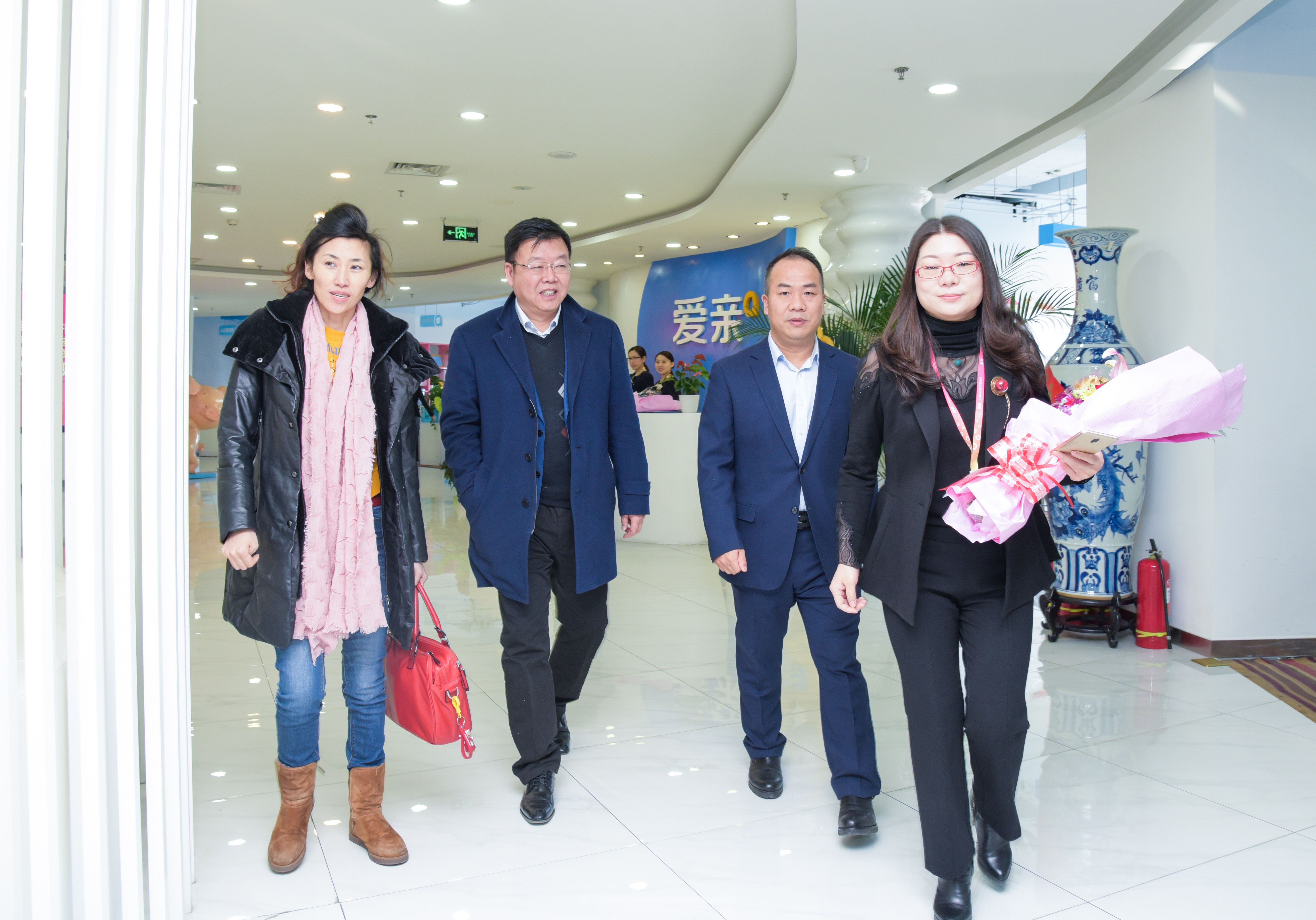 愛親文總陪同全球蛙領(lǐng)導(dǎo)參觀愛親總部