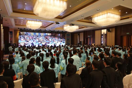 愛親2018秋冬服紡新品發(fā)布會(huì)北京站全員合唱《愛親之歌》