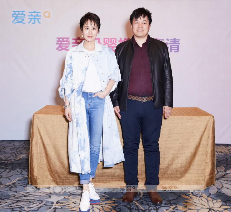 海清與愛親副總經(jīng)理劉維思先生合影