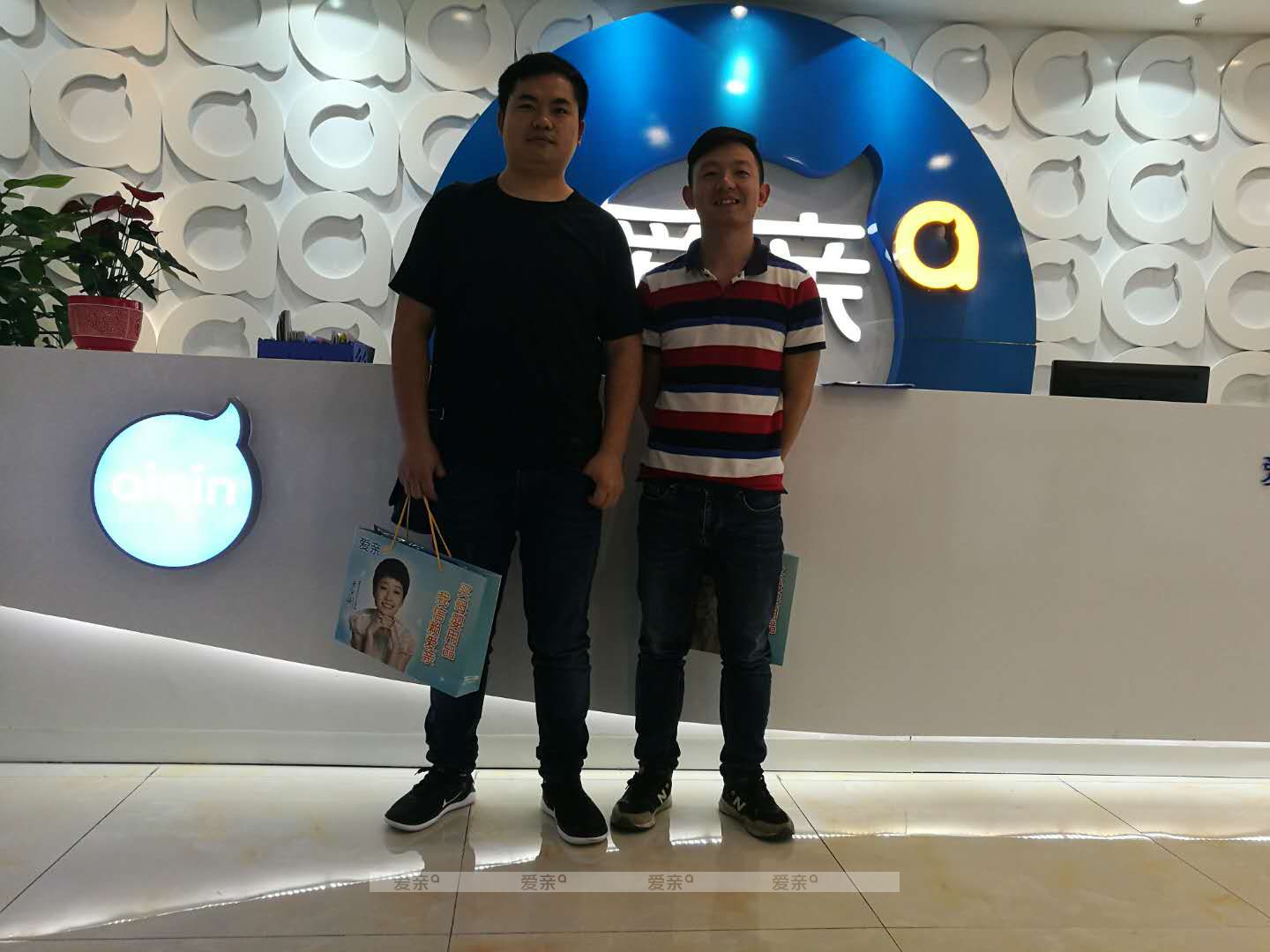 熱烈慶祝深圳吳先生加盟愛親母嬰！預(yù)祝生意興隆！