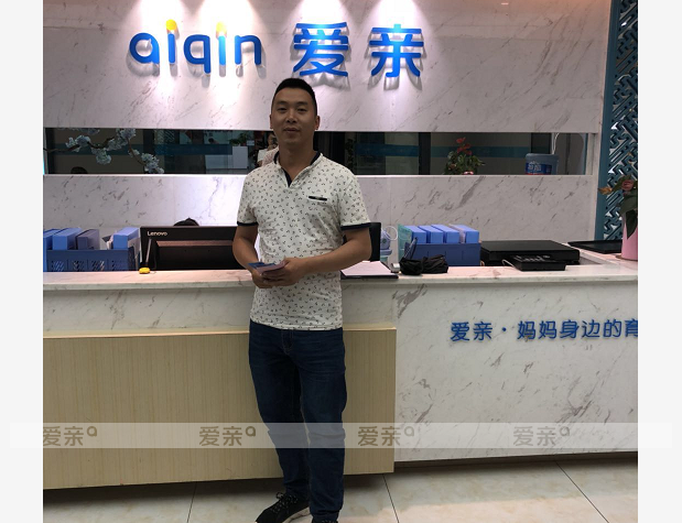 熱烈慶祝四川何先生加盟愛親母嬰！預祝生意興??！