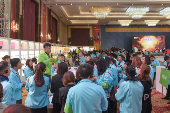 愛親2018秋冬服紡新品訂貨會現(xiàn)場西安站（1）