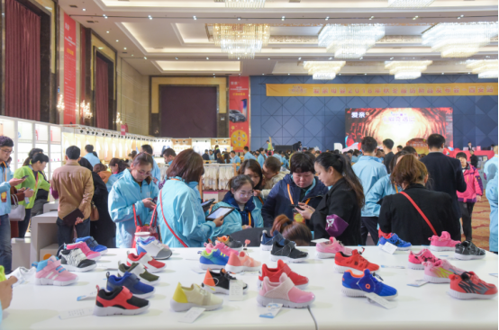 愛親2018秋冬服紡新品訂貨會現(xiàn)場西安站（2）