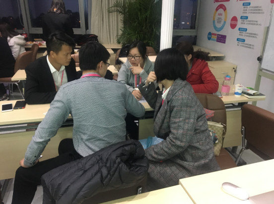 培訓(xùn)中愛(ài)親市場(chǎng)部人員進(jìn)行分組討論（二）